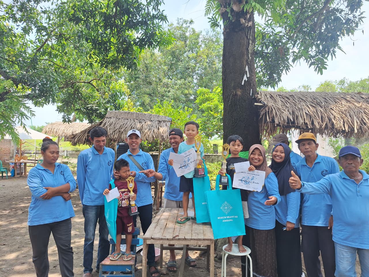 Seru-Seruan Bareng di Lomba Mancing Kali Brantas